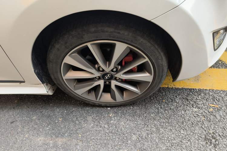 Used Hyundai Elantra (5th Generation / Langdong) 2015 1.6L Automatic Luxury Model Right Front Wheel Hub