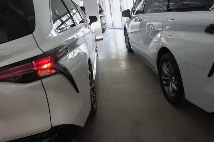 Used Toyota Granvia 2023 2.5L Hybrid Prestige PLUS Edition Exterior 3