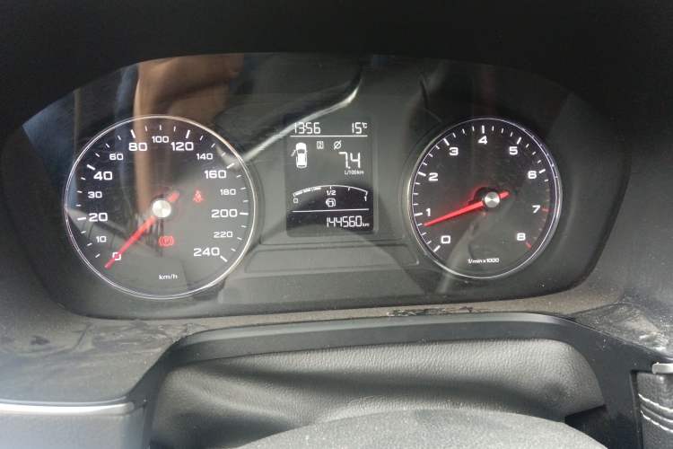 Used Roewe RX5 2018 20T Two-Wheel Drive Manual Internet Smart Edition Odometer Close Up