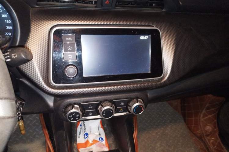 Used Nissan Kicks 2017 1.5L CVT Cool Enjoy Edition Audio And AC Panel