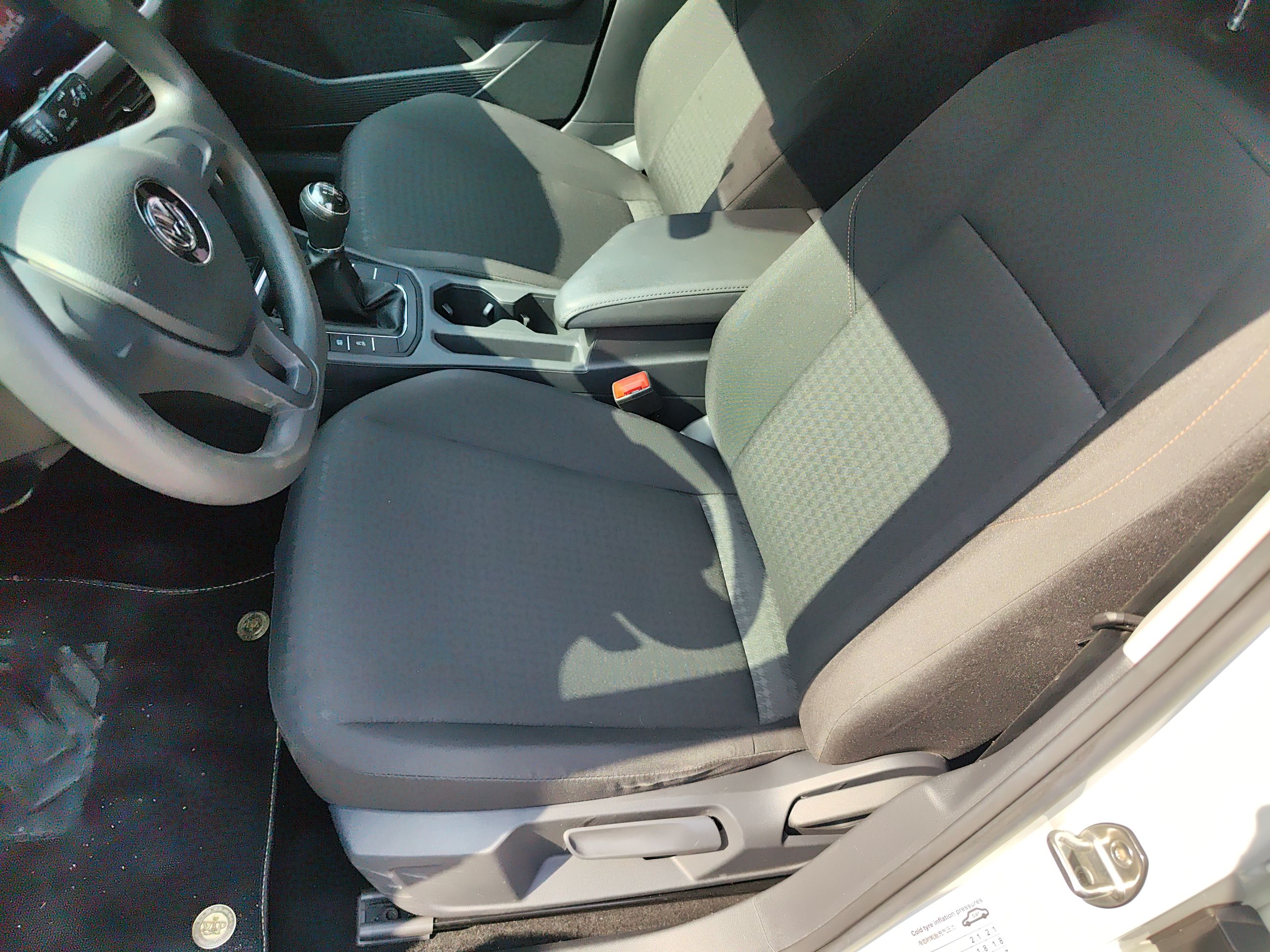 المقاعد الأمامية داخل السيارة