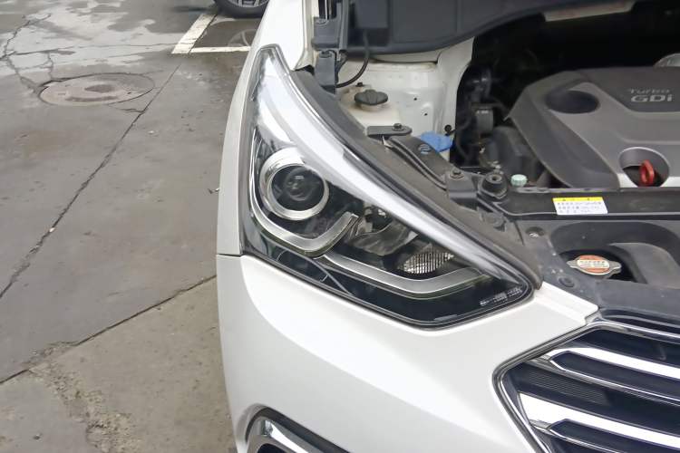 Used Hyundai Santa Fe 2017 2.0T Automatic Two-Wheel Drive Smart Version 7 Seats Right Front Headlight