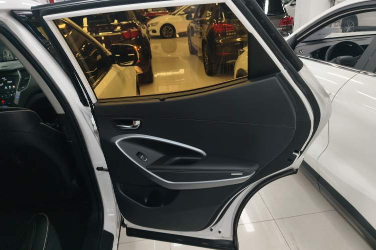 Used Hyundai Santa Fe 2017 2.4L Automatic Two-Wheel Drive Smart Version 5 Seats Right Rear Door Interior