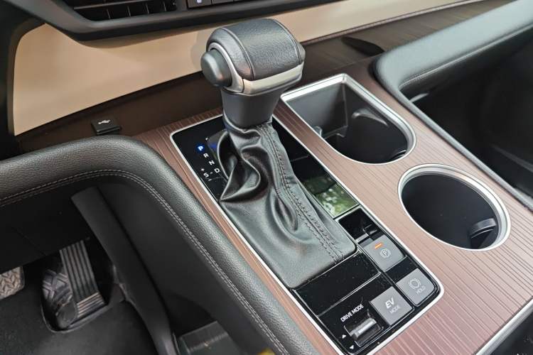 Used Toyota Granvia 2022 2.5L Hybrid Premium Edition
