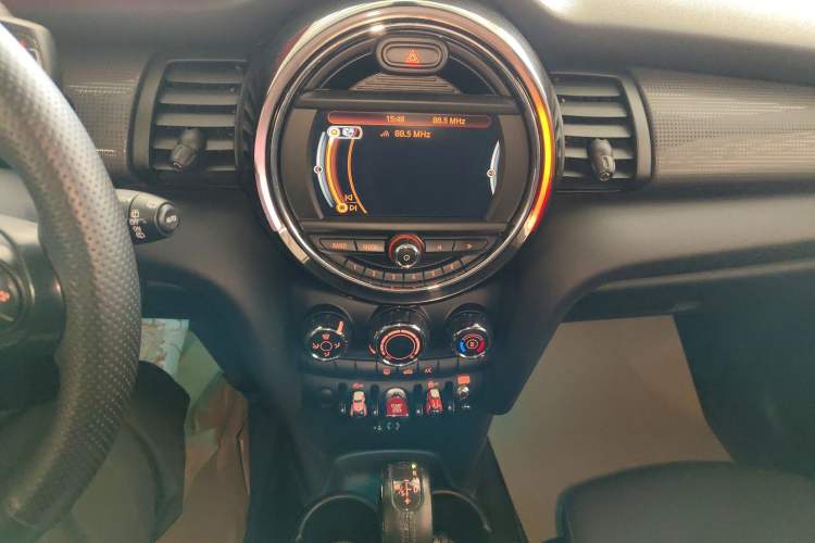 Used MINI 2016 1.5T COOPER Five-Door Edition Audio And AC Panel