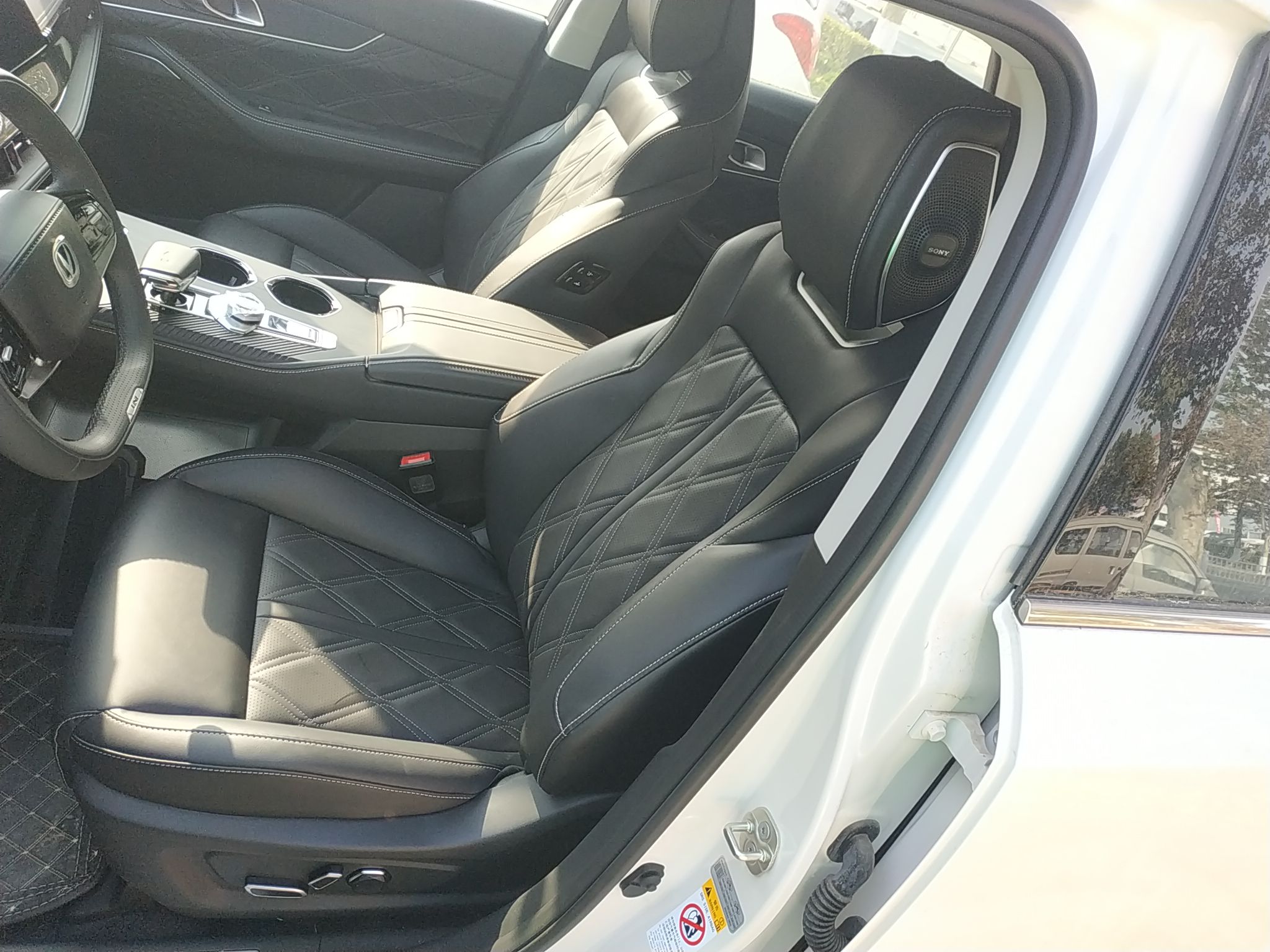 المقاعد الأمامية داخل السيارة