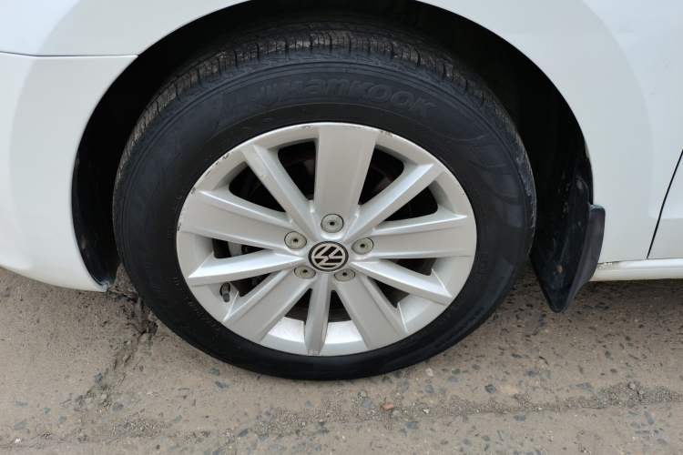 Used Volkswagen Jetta 2015 1.6L Manual Comfort Model Left Front Wheel Hub