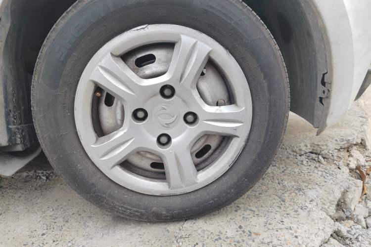 Used Dongfeng Fengon 330 2014 1.5L Manual Standard Edition DK15-02 Right Front Wheel Hub
