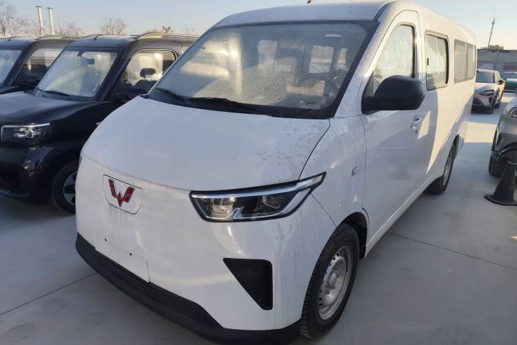 Used Wuling Yangguang 2024 300KM Comfort Version Passenger Van 75kW