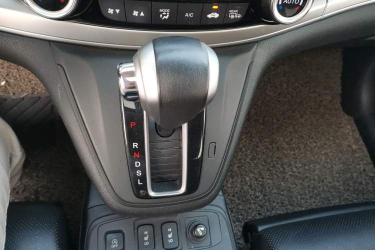 Used Honda CR-V 2015 2.4L four-wheel drive luxury version Gear Lever