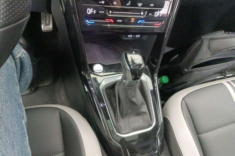 Used Volkswagen T-ROC 2023 300TSI DSG Two-Wheel-Drive Chen Guang Edition
