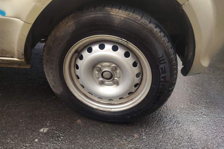 Used Dongfeng Xiaokang V29 2012 1.2L Standard Version Right Front Wheel Hub