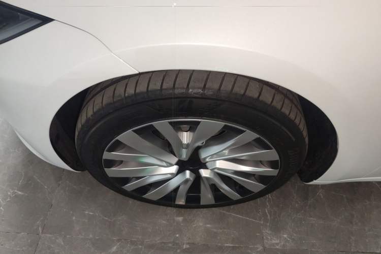 Used Tesla Model 3 2025 Long-Range All-Wheel-Drive Version Exterior 4