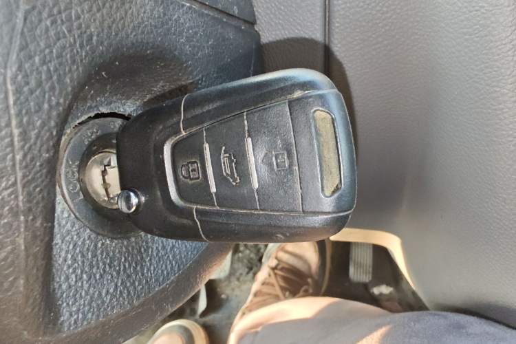 Used SAIC MAXUS Xintu V80 2021 2.0T Manual Classic City Delivery King Short Wheelbase Mid-Roof Design 3 Seats