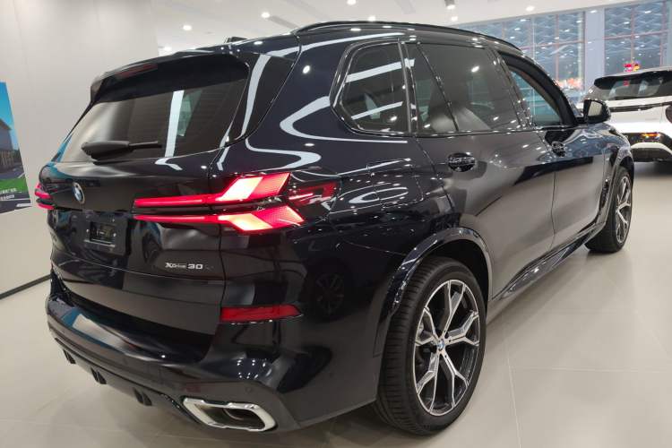 Used BMW X5 2023 xDrive 30Li Luxury M Sport Night Edition Package Rear Right 45 Deg