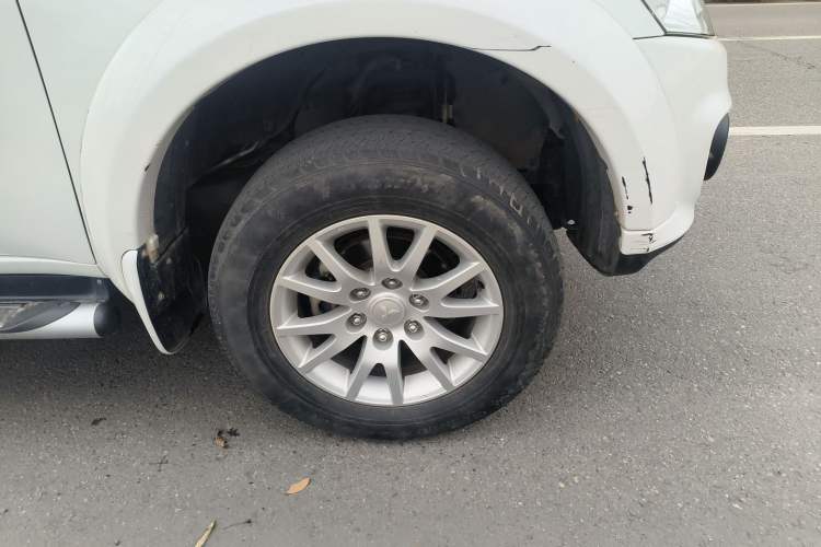 Used Mitsubishi Pajero Sport 2013 3.0L Automatic Two-Wheel Drive Luxury Edition Right Front Wheel Hub