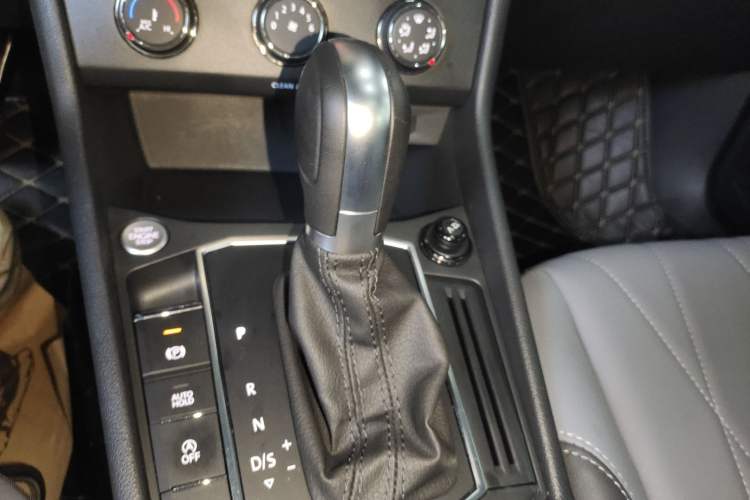 Used Volkswagen Lavida 2023 1.5L Automatic 5 Million Edition Gear Lever