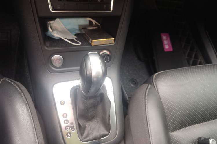Used Volkswagen Tiguan 2015 1.8TSI Automatic Two-Wheel Drive Luxury Model Gear Lever