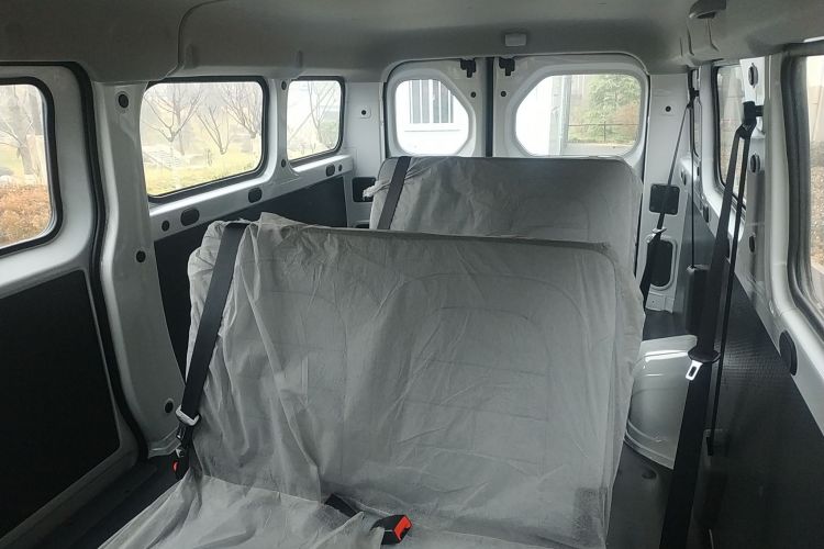 Used Wuling Yangguang 2024 300KM Comfort Version Passenger Van 75kW