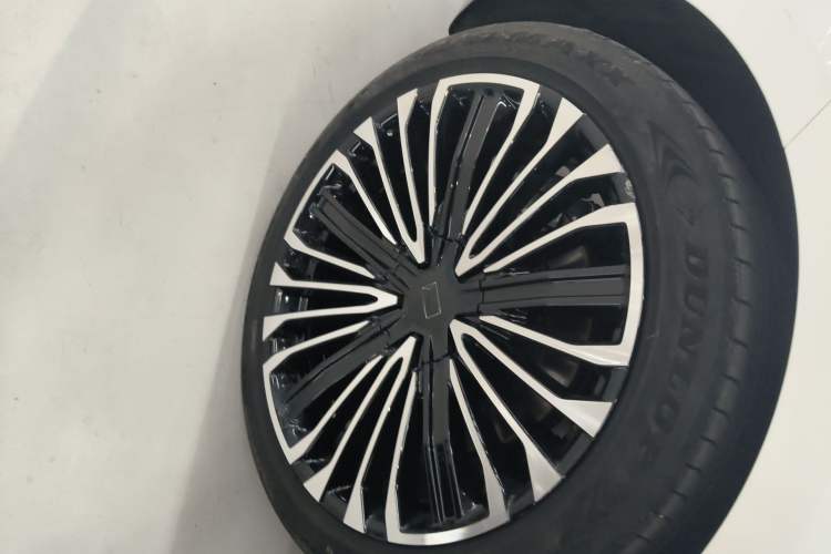 Used Avatr 12 2025 Year Updated Ultra Extended-Range Version Right Rear Wheel Hub