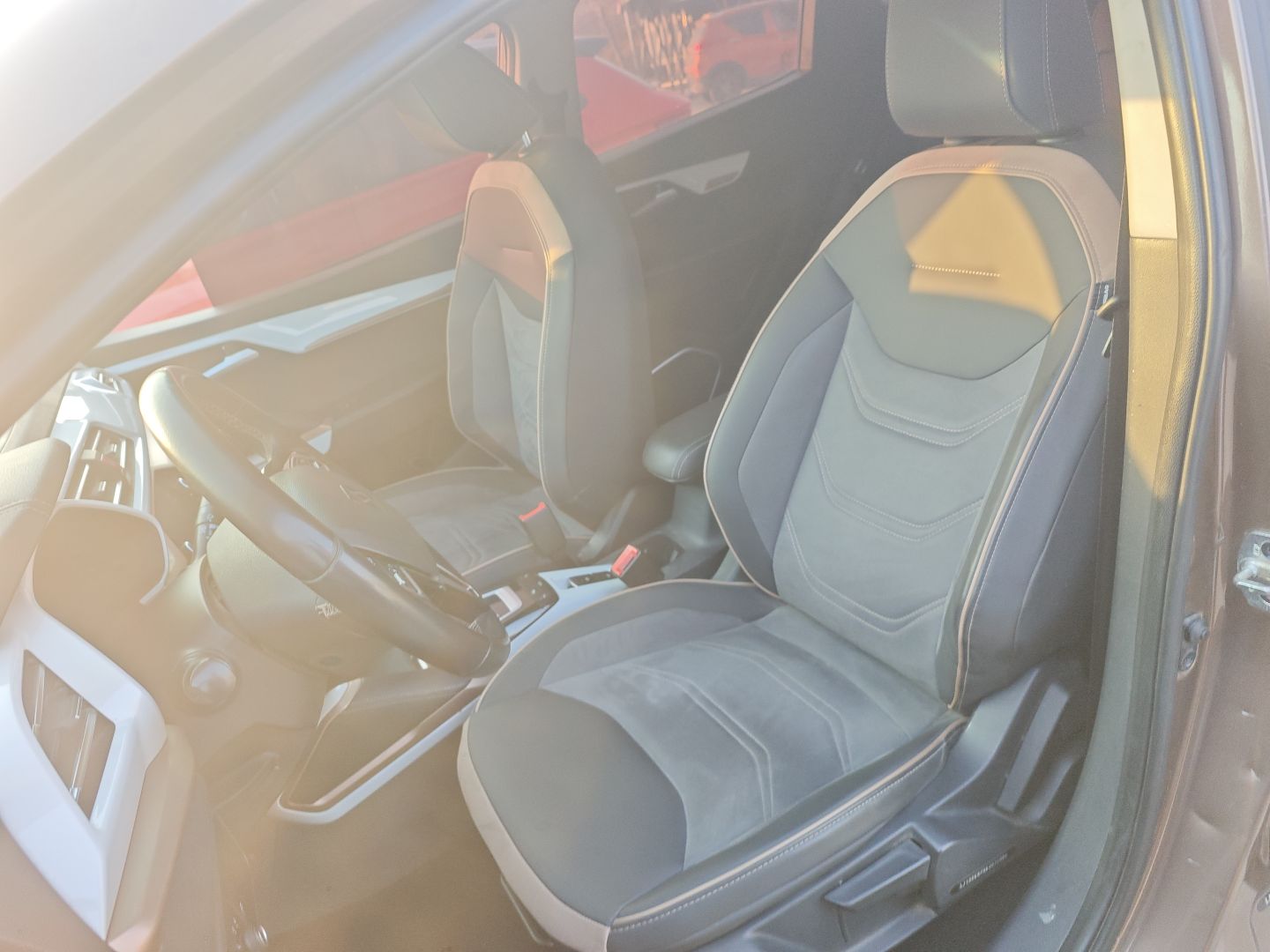 المقاعد الأمامية داخل السيارة