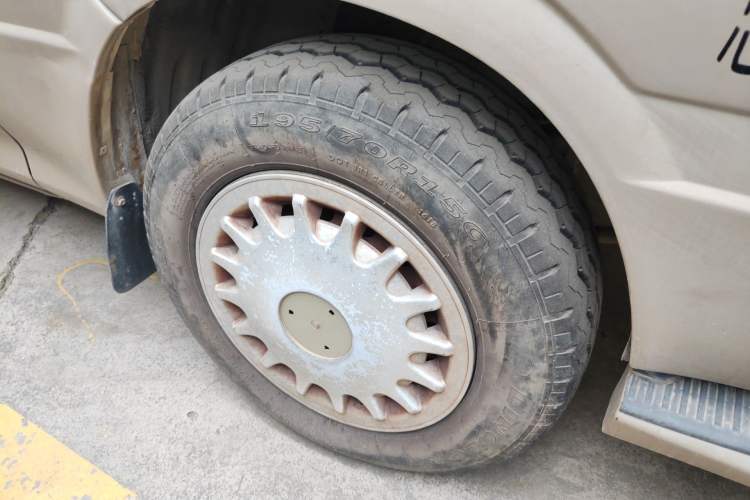 Used Foton Scenic 2014 2.5T Express Standard Long-Wheelbase High-Roof Version with 4J25TC Powertrain