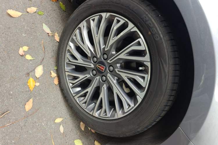 Used Hongqi H5 2023 2.0T Automatic Smart Connect Flagship Edition Right Front Wheel Hub