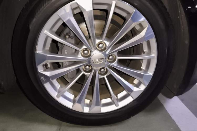 Used Cadillac CT6 PLUG-IN 2017 30E Elite Version Right Front Wheel Hub