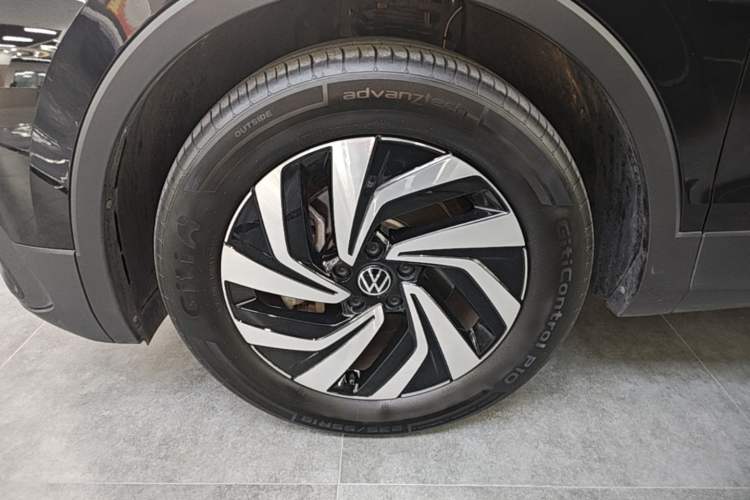 Used Volkswagen Tiguan L 2024 Outstanding Model 300TSI Automatic Two-Wheel Drive Longteng Edition Left Front Wheel Hub