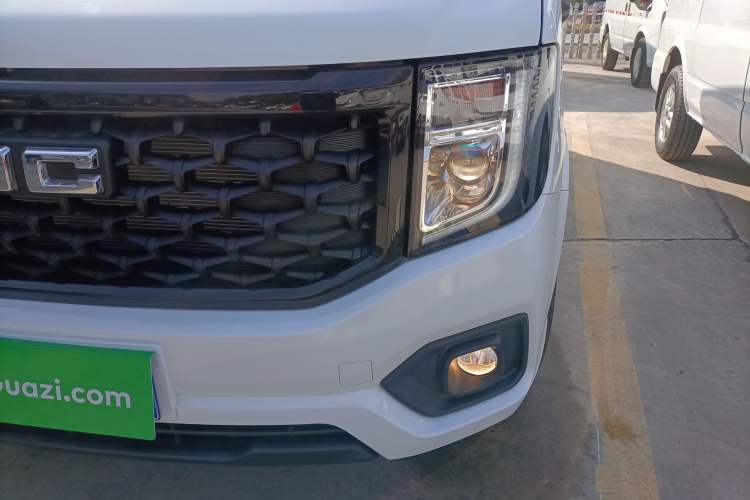 Used JMC Fushun 2023 2.0T Manual Short-Wheelbase Low-Roof Commercial Van 2/3 Seats with Lift-Up Tailgate
