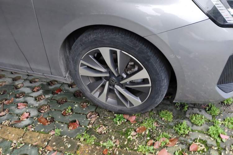 Used Peugeot 408 2022 1.6T Light-Chasing Edition Right Front Wheel Hub