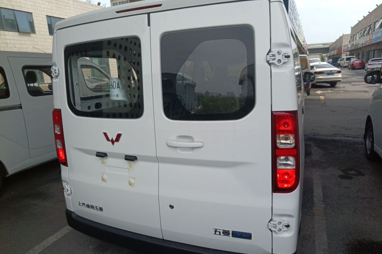 Used Wuling Yangguang 2024 300KM Comfort Version Passenger Van 75kW