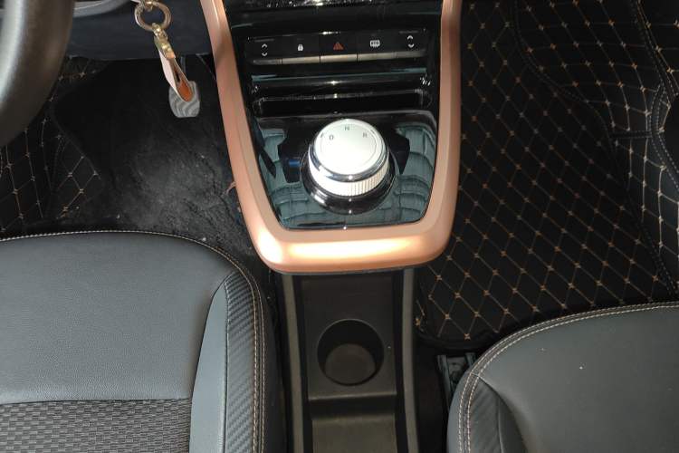 Used Dongfeng NAMMI BOX 2022 Revised Light Wind Edition 201 km Standard Version
