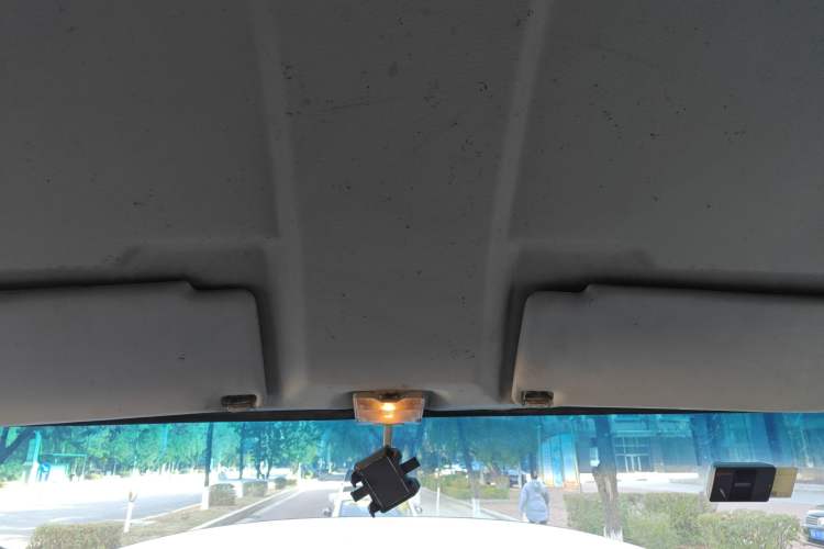 Used Iveco Daily 2020 2.8T V35 Box Truck with Dual Tires Mid-Roof Design 3 Seats Emission Standard China V