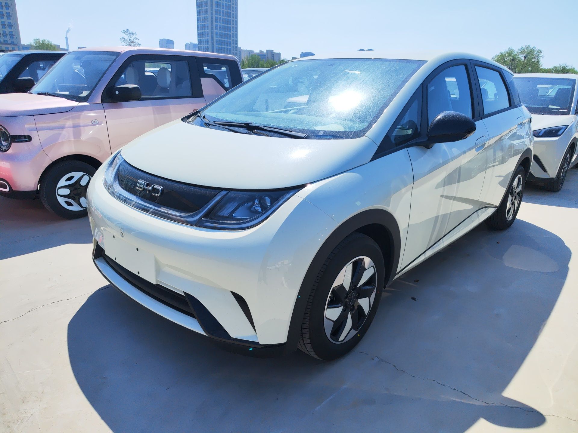 Под передней частью автомобиля