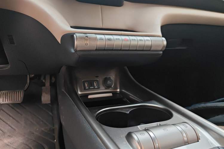 Used BYD Dolphin 2023 420 km Fashion Edition Audio And AC Panel