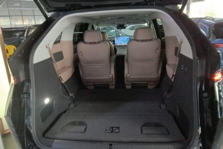 Used XPeng X9 2024 702 Ultra-Long Range Max Trunk