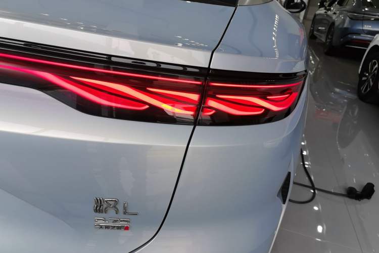 Used BYD Han L 2025 EV Four-Wheel Drive LiDAR Flagship Model Right Rear Taillight