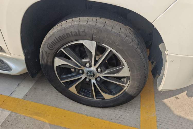 Used Toyota Land Cruiser 2015 4.6L V8 Middle East Limited Edition Right Front Wheel Hub