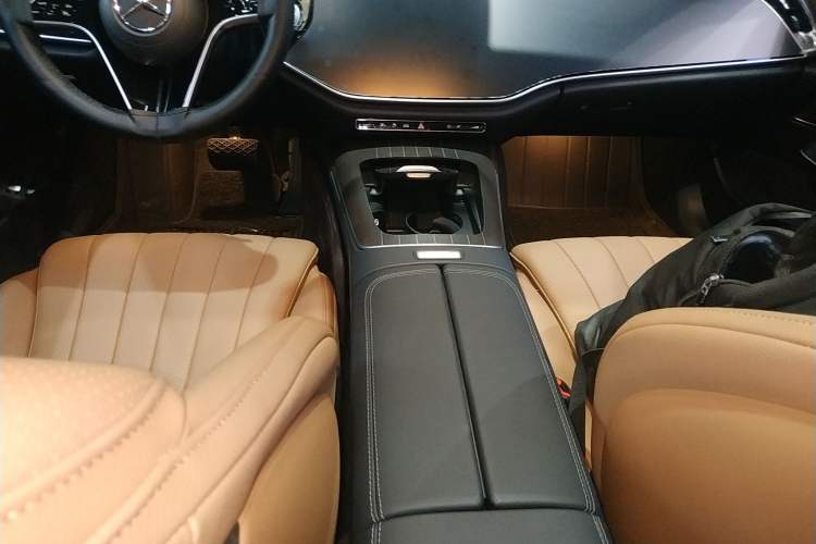 Used Mercedes-Benz E-Class New Energy 2024 E 350 e L Plug-in Hybrid Sedan
