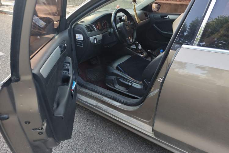 Used Volkswagen Sagitar 2014 1.4TSI Automatic Luxury Model Driver Seat