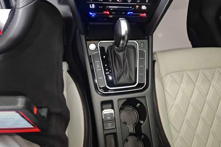 Used Volkswagen Magotan 2025 Revised Version 2 Zhongxiang Edition 330TSI DSG Luxury Trim Gear Lever