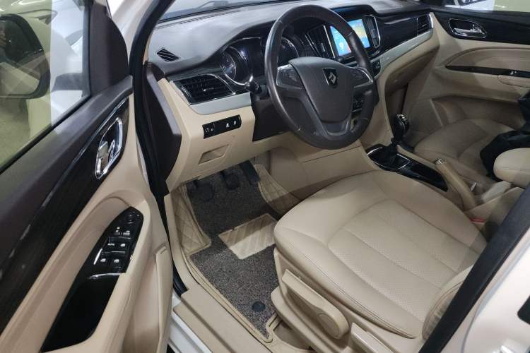 Used Baojun 730 2016 1.5T Manual Luxury Edition 7 Seats Driver Seat