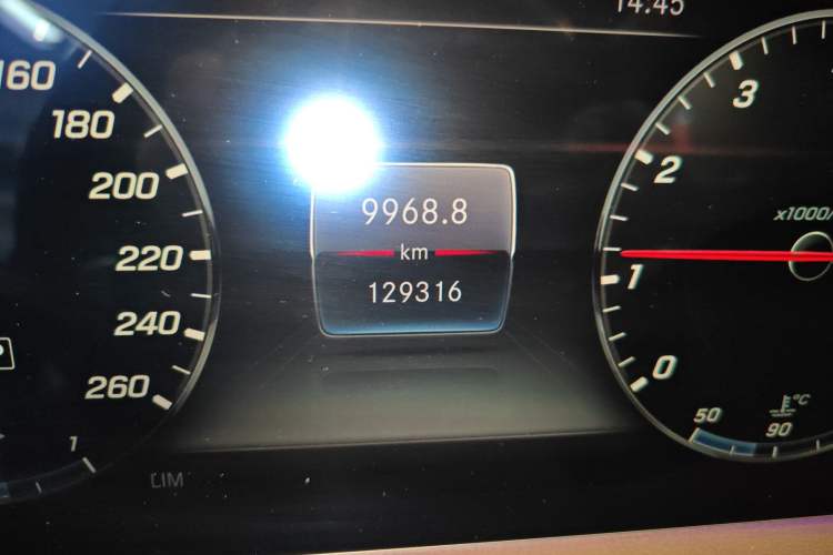 Used Mercedes-Benz S-Class 2018 S 450 L Odometer Close Up