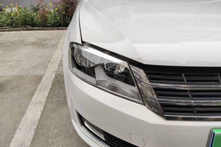 Used Volkswagen Lavida 2013 Restyled Classic 1.6L Manual Comfort Edition Right Front Headlight