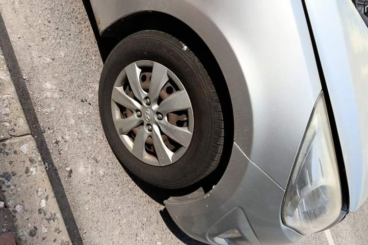 Used Hyundai Verna (older generation) 2010 Sedan 1.4L Manual Comfort GS Right Front Wheel Hub