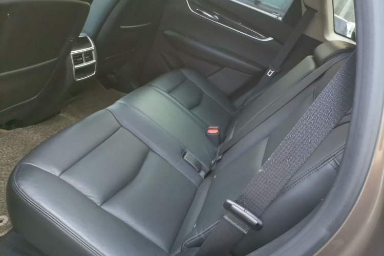 Used Cadillac XT5 2016 28T Four-Wheel Drive Luxury Model Left Rear Seat