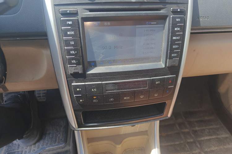 Used BAIC E Series 2012 Hatchback 1.5L Manual Leshang Version Audio And AC Panel