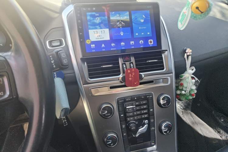 Used Volvo XC60 2012 T5 Comfort Edition Audio And AC Panel