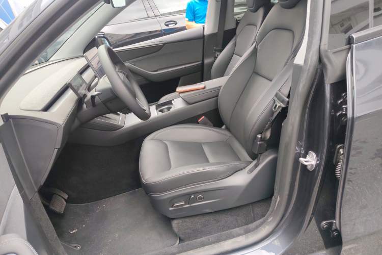 Used Tesla Model Y 2025 Rear-Wheel-Drive Version
